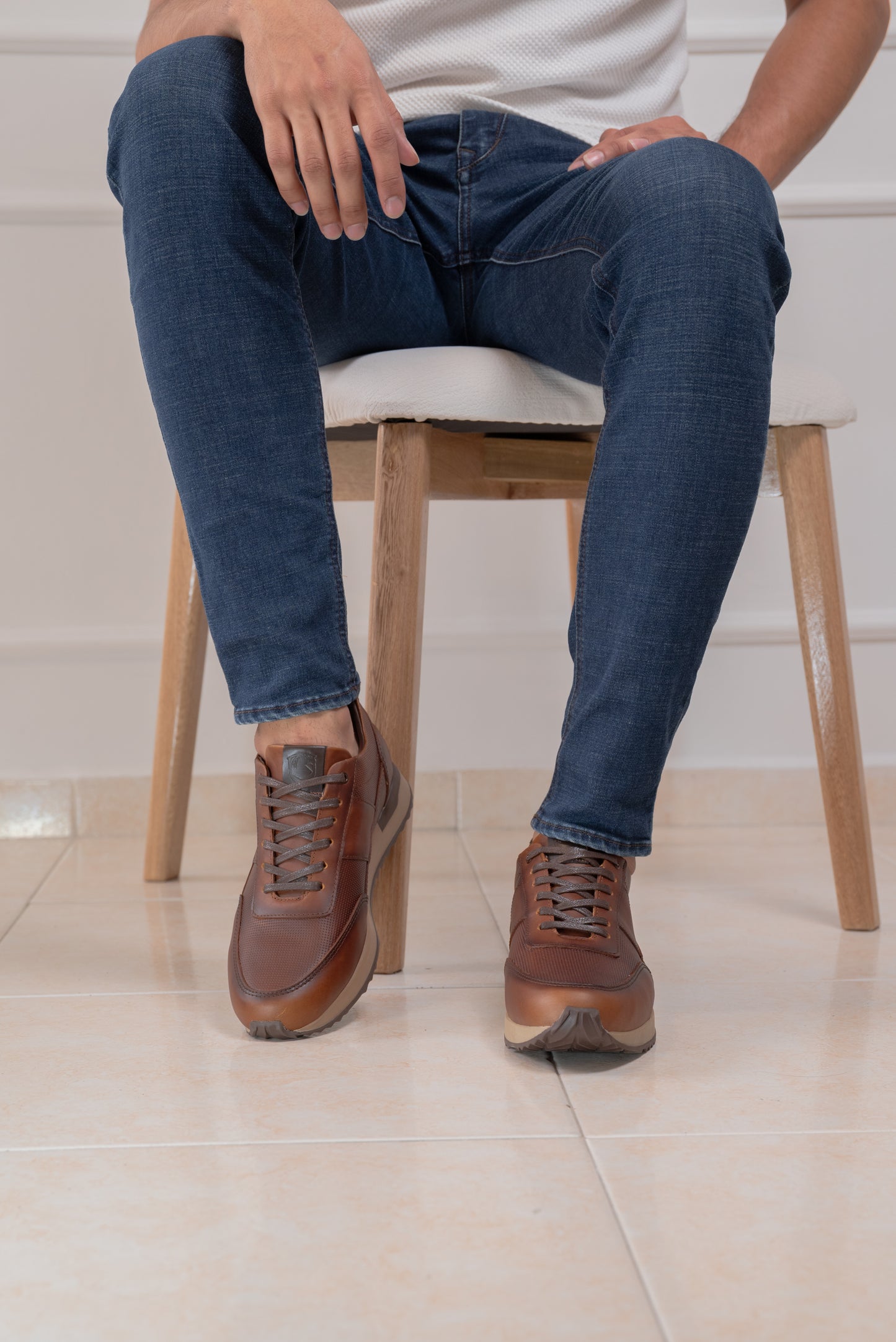 TENIS EN CUERO PARA HOMBRE
