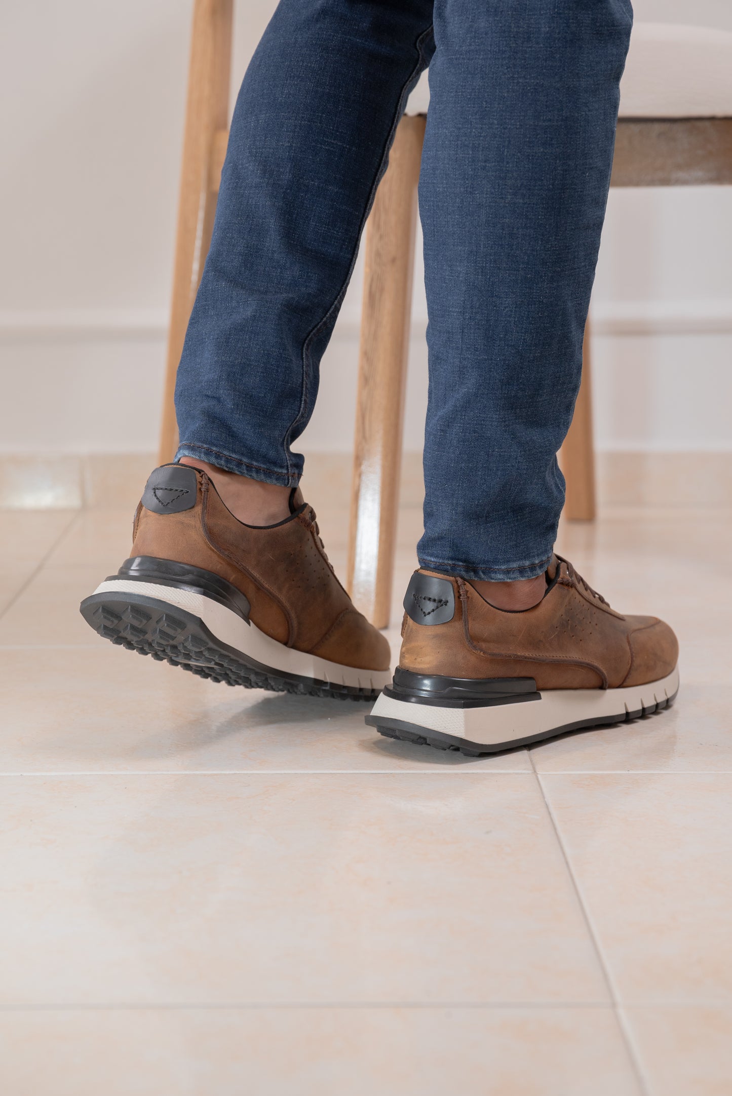TENIS EN CUERO PARA HOMBRE | RF : GALLETA