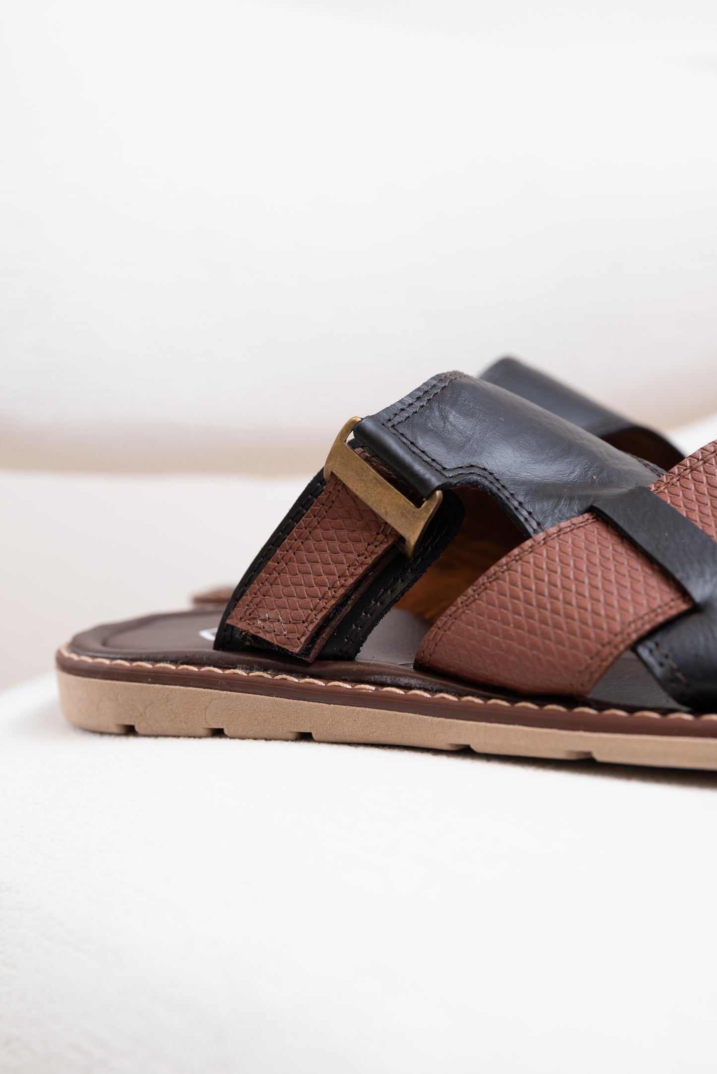 SANDALIA PARA HOMBRE EN CUERO| ROMILIE COLOR: MIEL-025