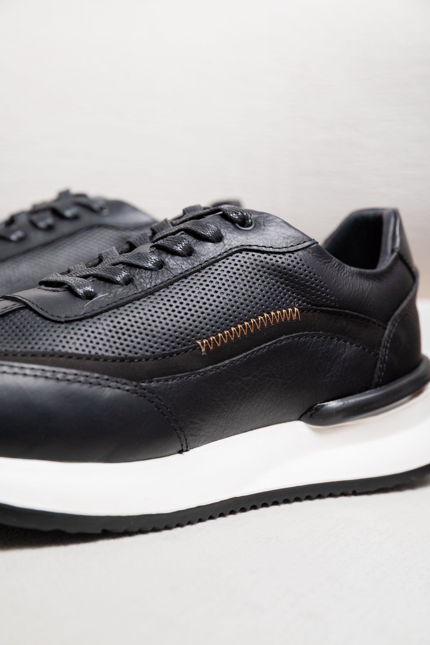 TENIS EN CUERO PARA HOMBRE  NEGRO | RF: T-08