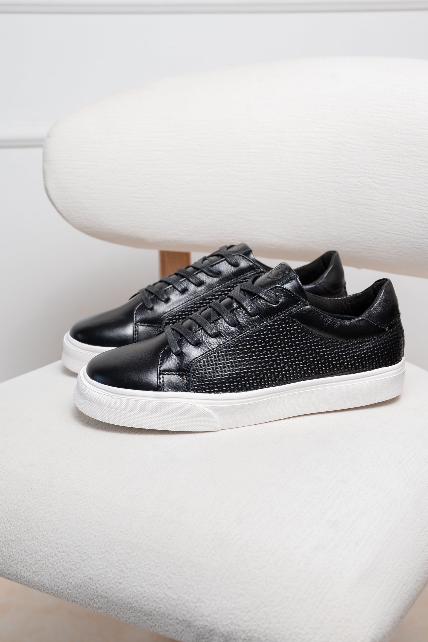 TENIS EN CUERO PARA HOMBRE  | RF : 602 -NEGRO