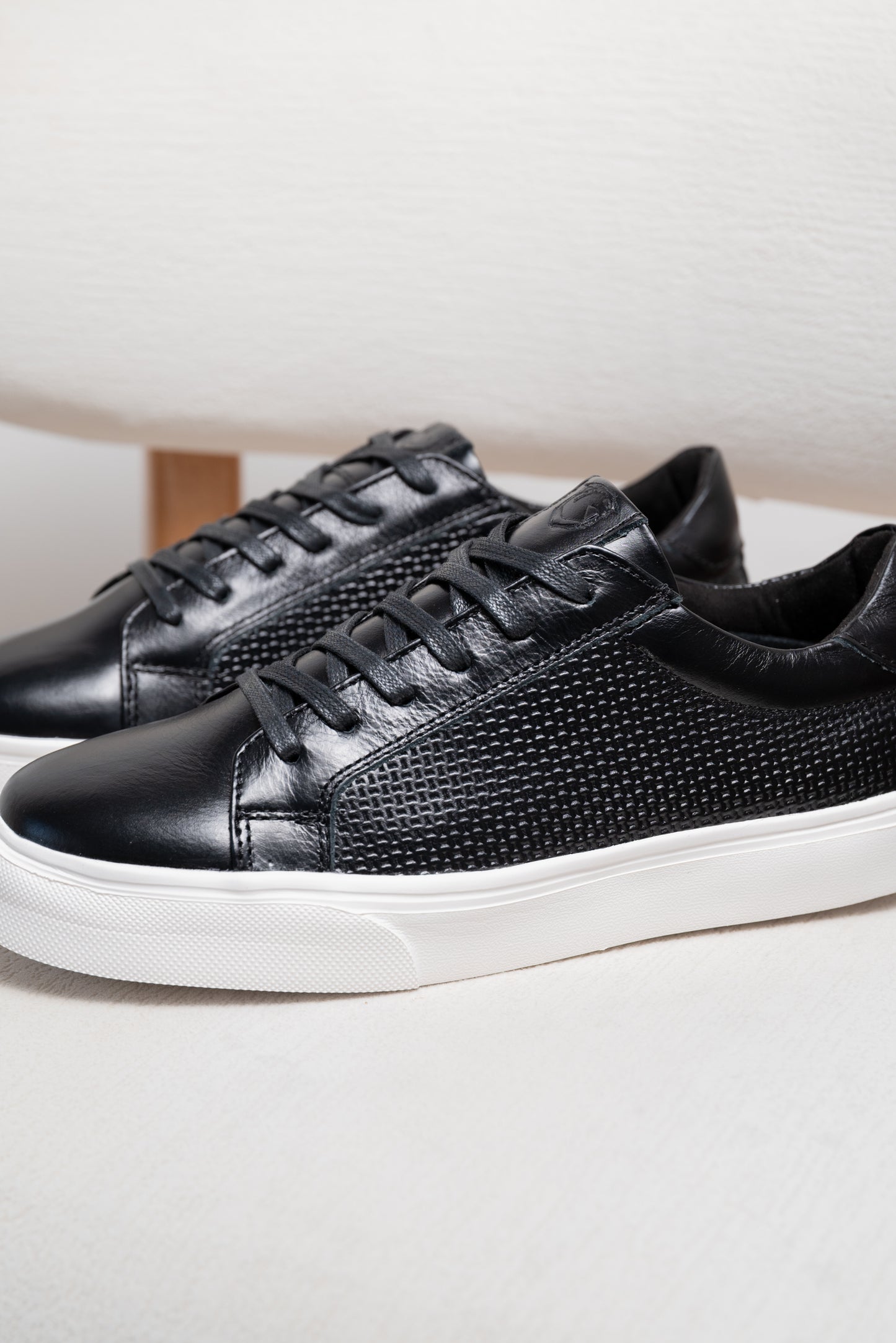 TENIS EN CUERO PARA HOMBRE  | RF : 602 -NEGRO
