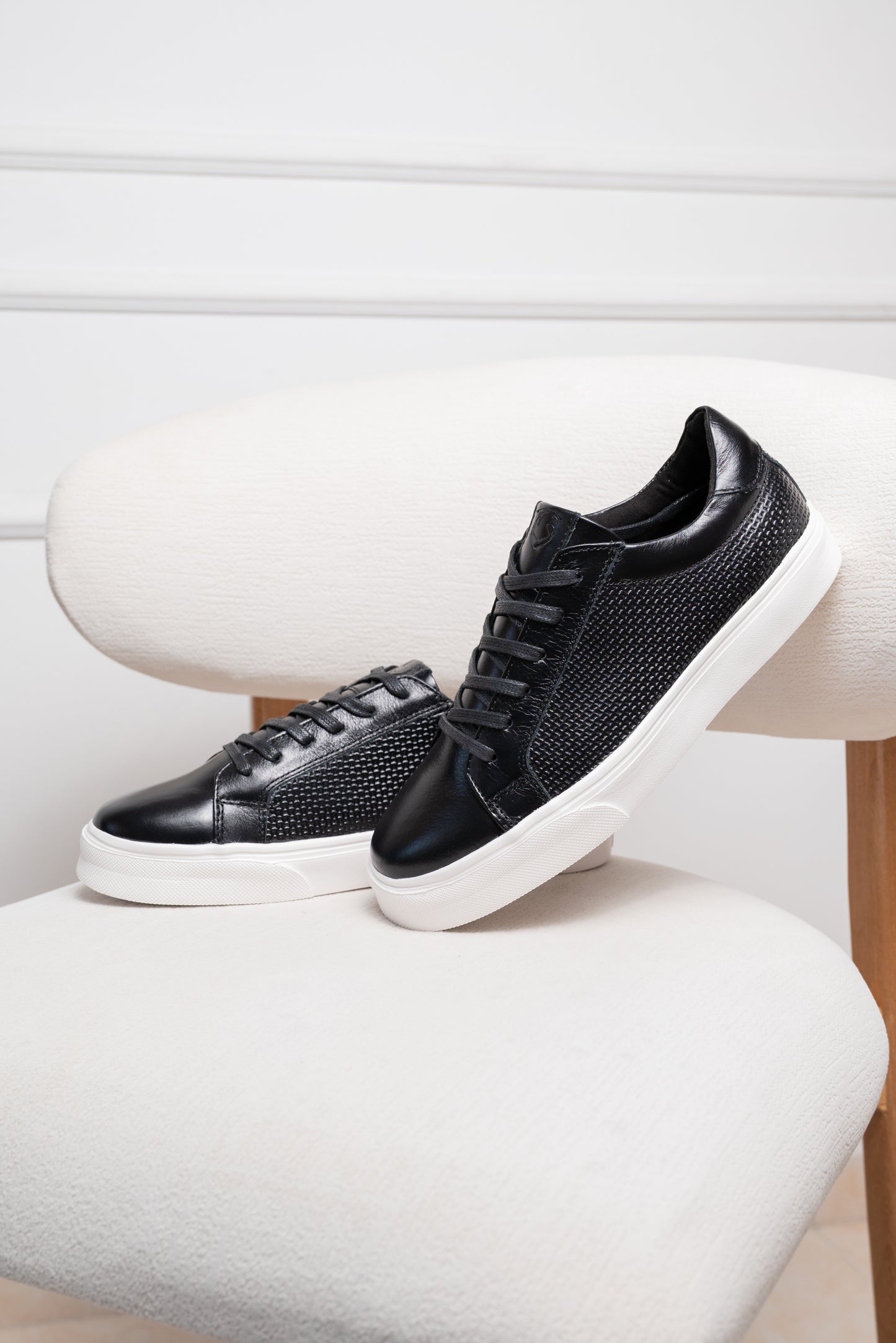 TENIS EN CUERO PARA HOMBRE  | RF : 602 -NEGRO
