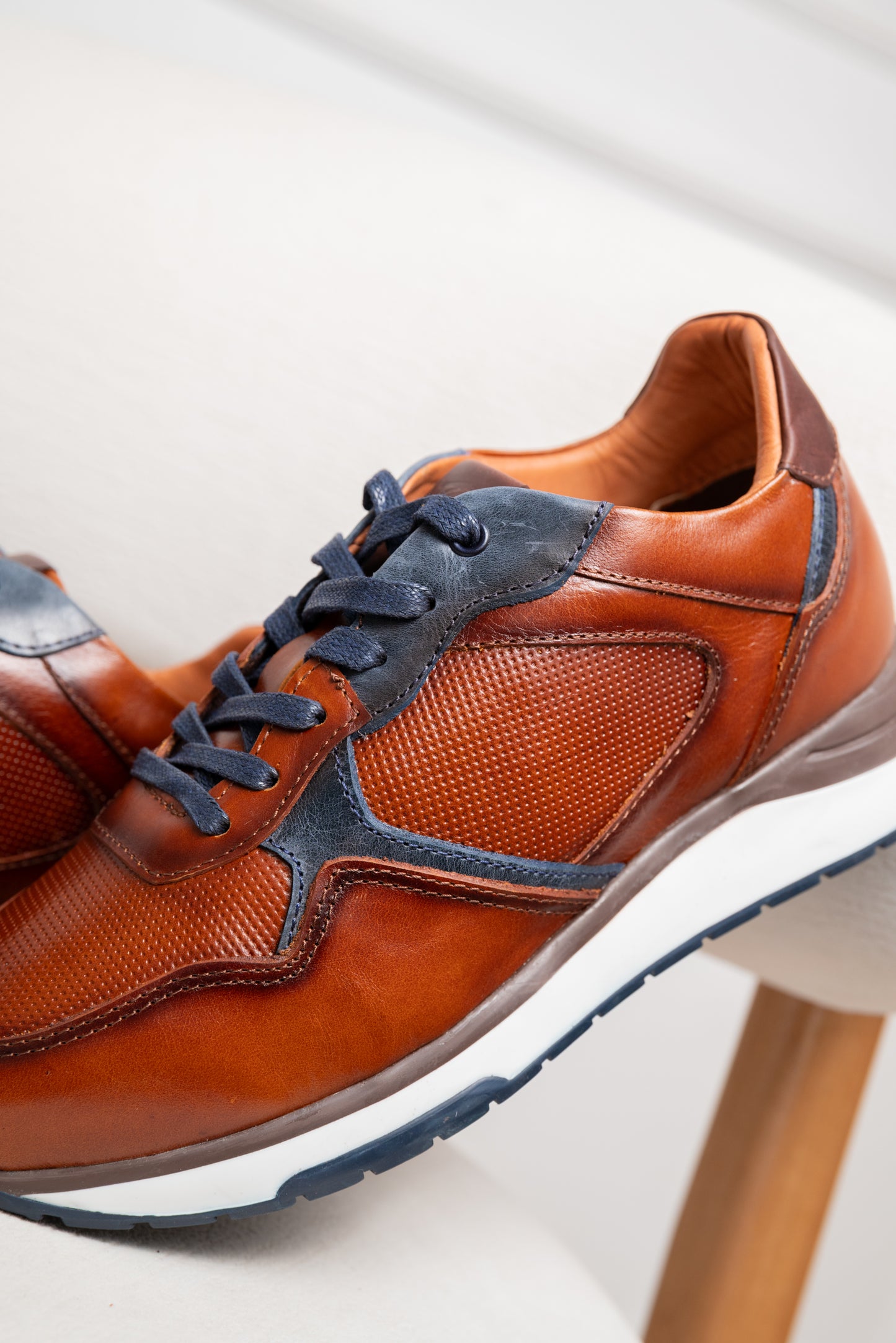 TENIS EN CUERO PARA HOMBRE  | RF : T-004