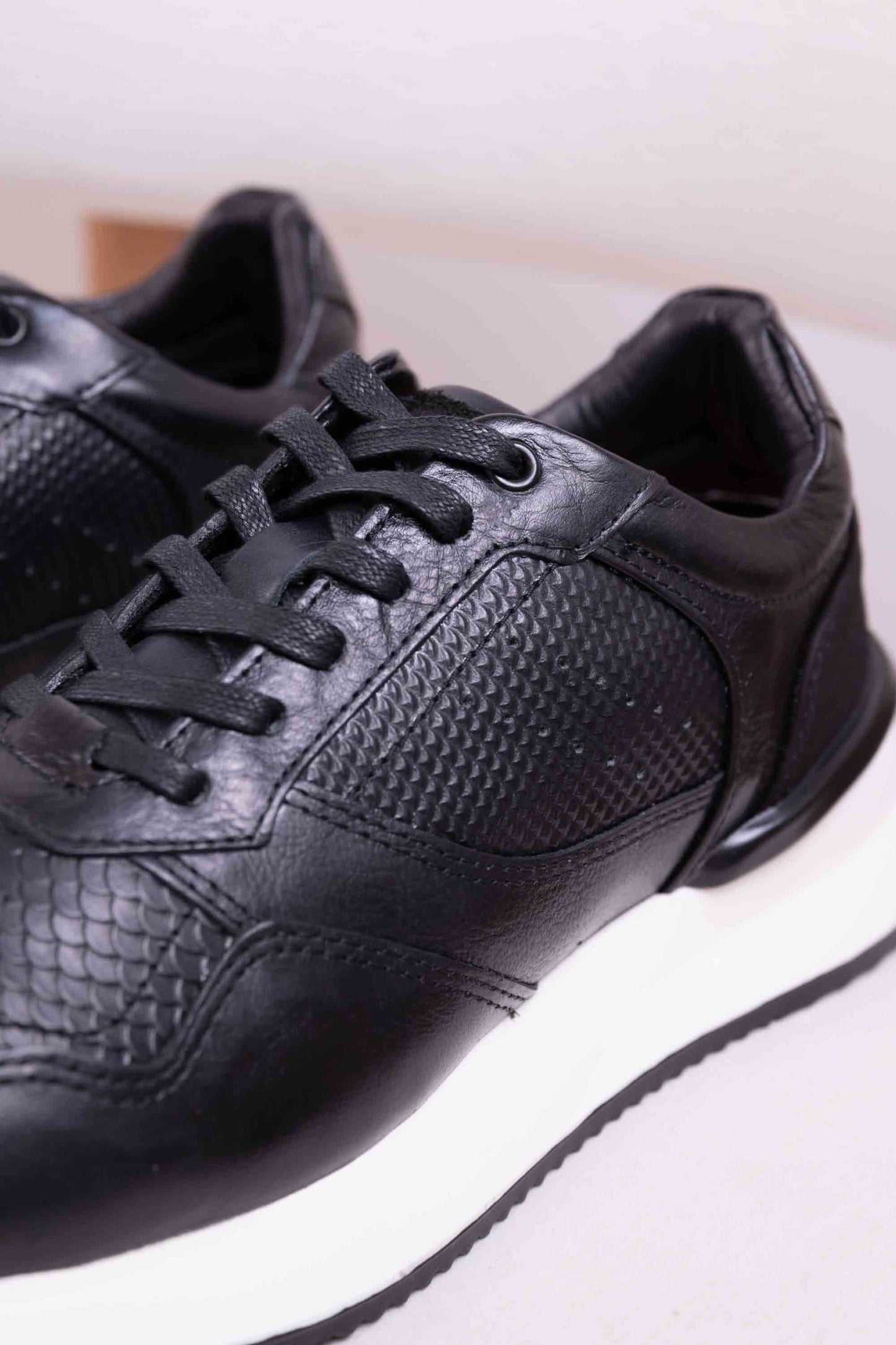 TENIS PARA HOMBRE EN CUERO NEGRO | RF: ELITE-NEGRO