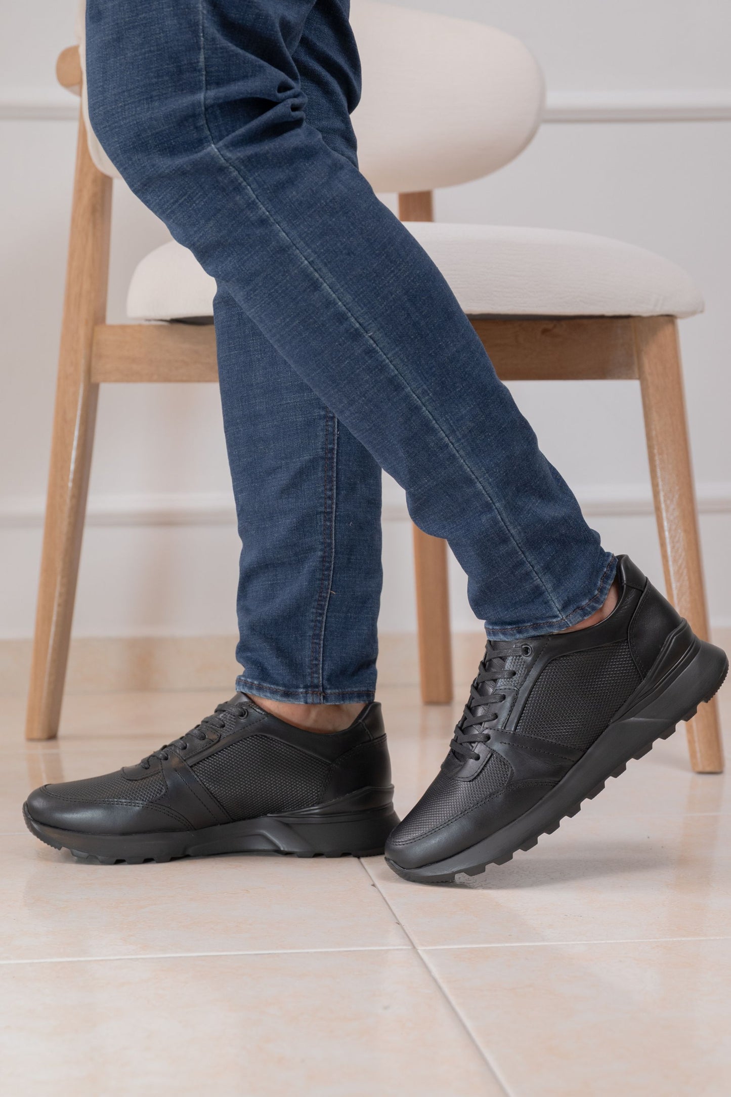 TENIS EN CUERO PARA HOMBRE | TERRANO - NEGRO | RF : 512