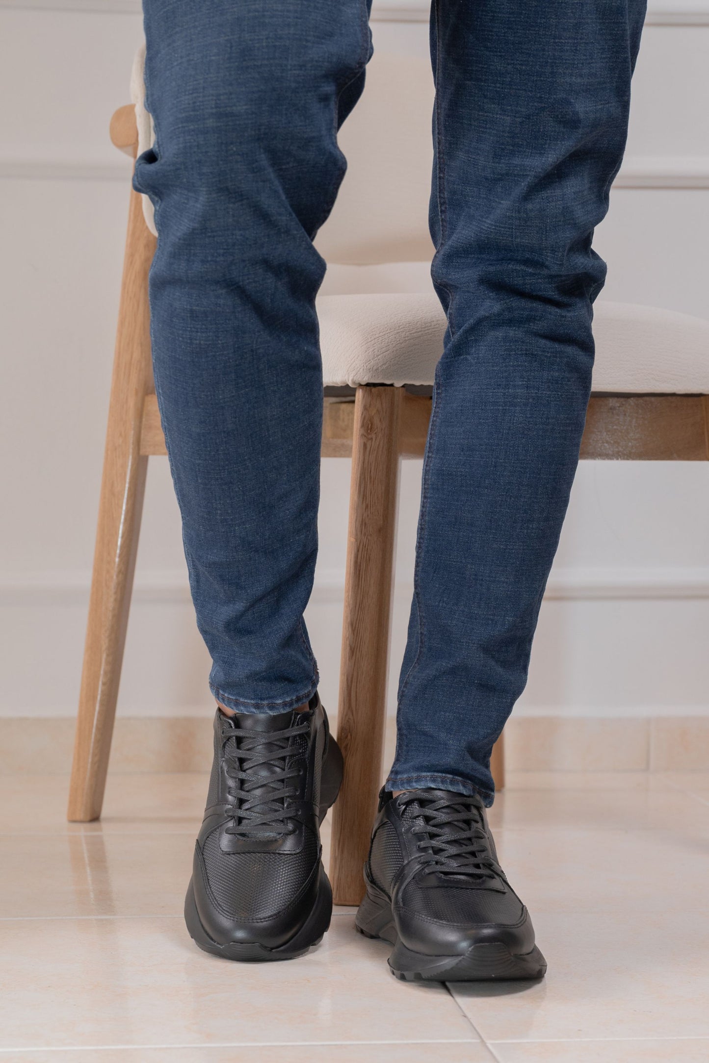 TENIS EN CUERO PARA HOMBRE | TERRANO - NEGRO | RF : 512
