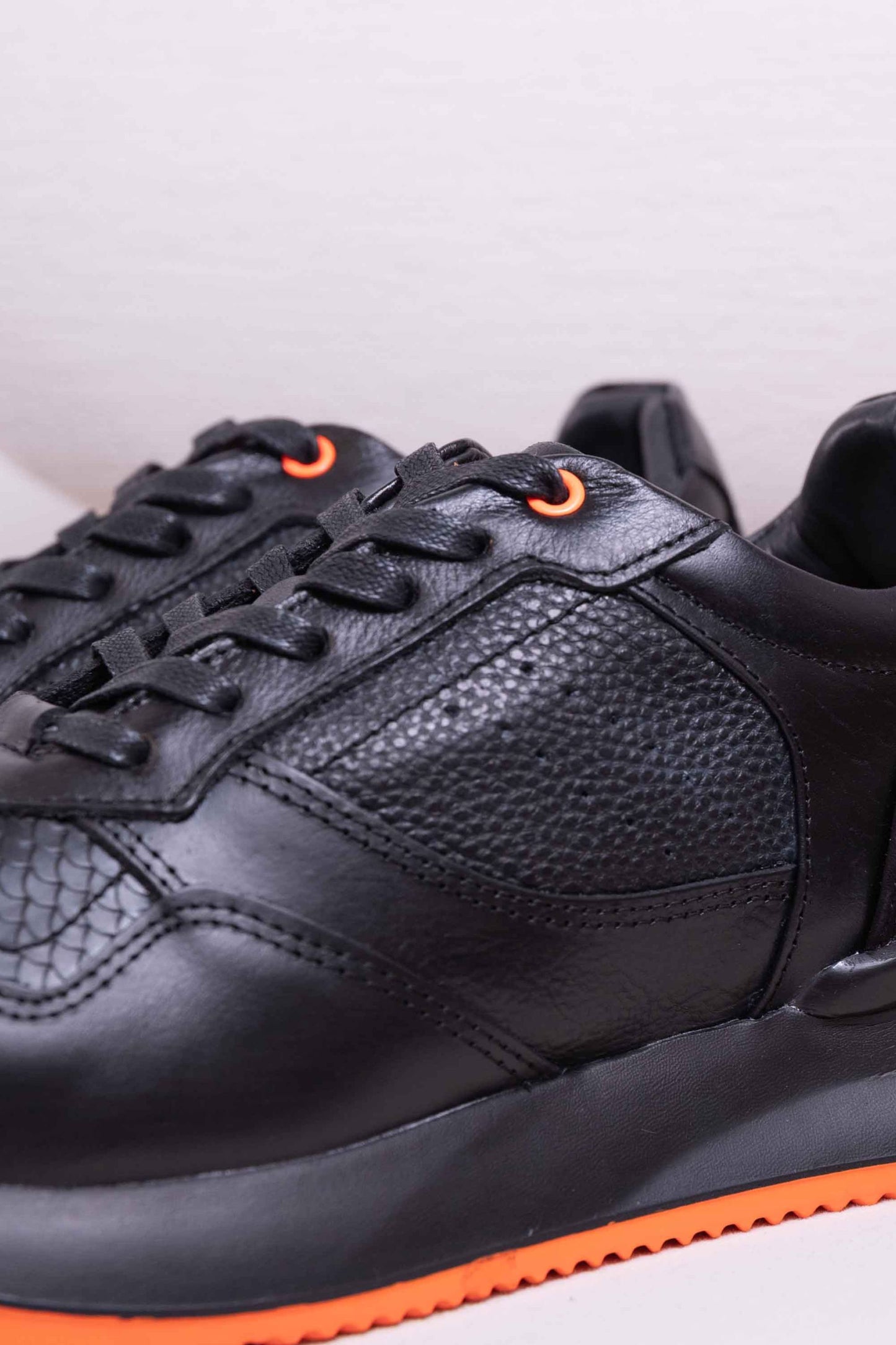 TENIS PARA HOMBRE EN CUERO NEGRO | RF: ELITE-NEGRO NARANJA