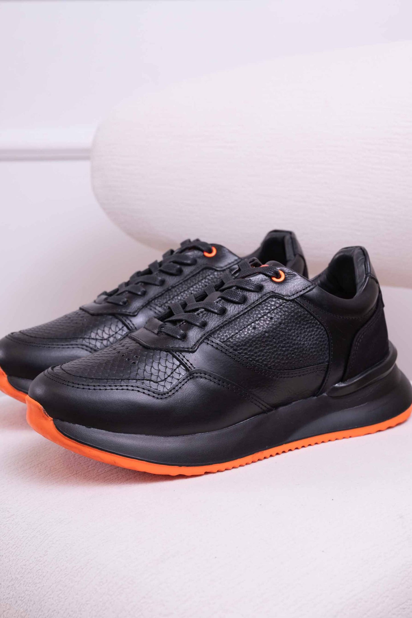 TENIS PARA HOMBRE EN CUERO NEGRO | RF: ELITE-NEGRO NARANJA
