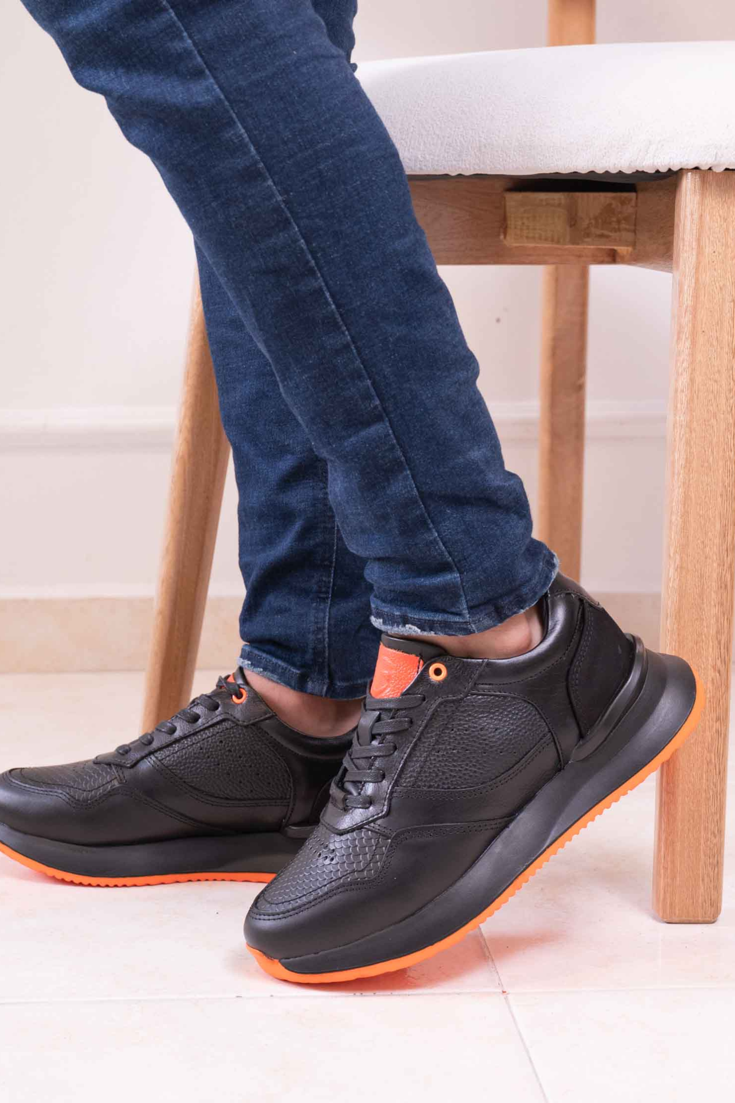TENIS PARA HOMBRE EN CUERO NEGRO | RF: ELITE-NEGRO NARANJA
