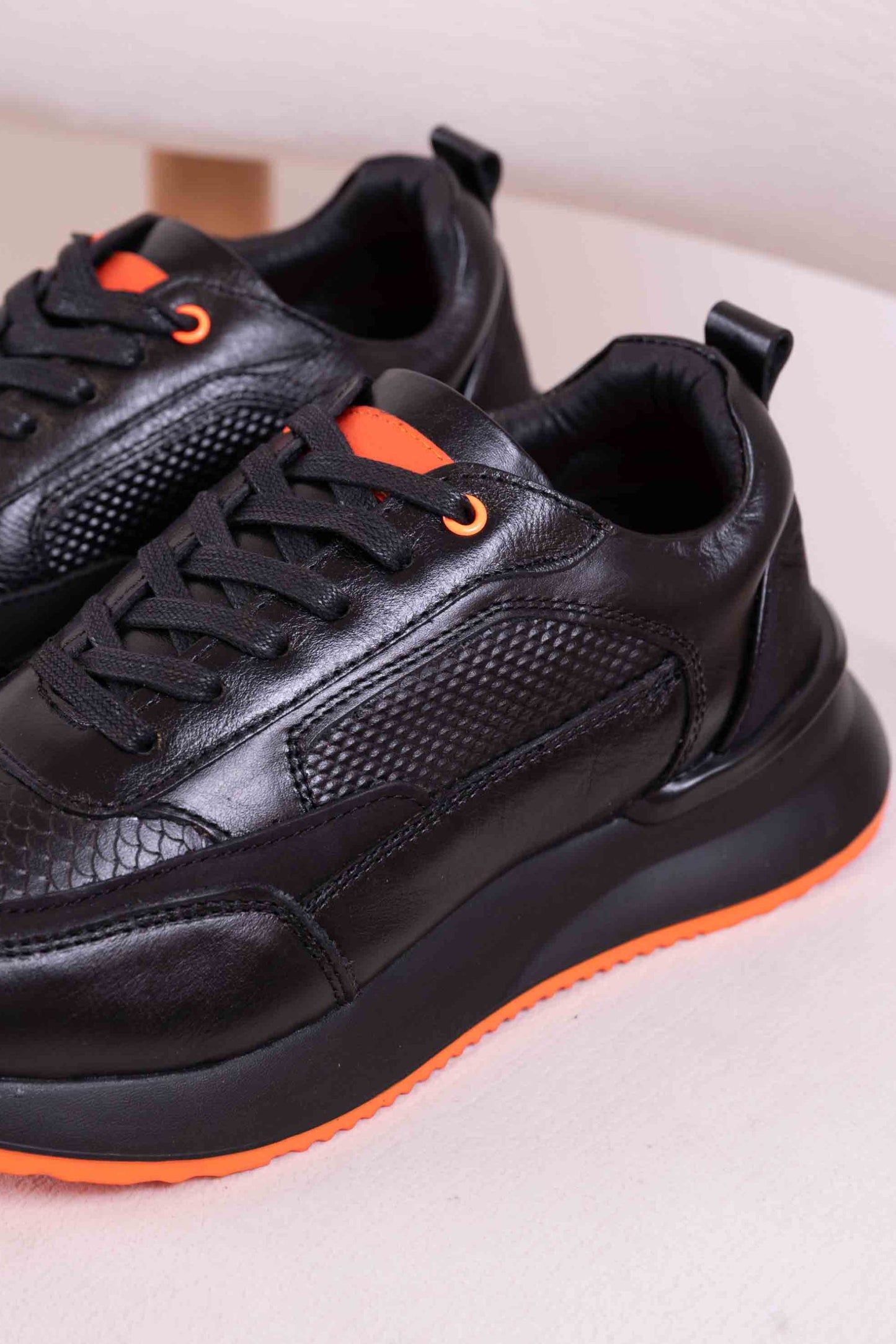 TENIS PARA HOMBRE EN CUERO|BIZARRO DOMINIO-NEGRO NARANJA |RF : 3205