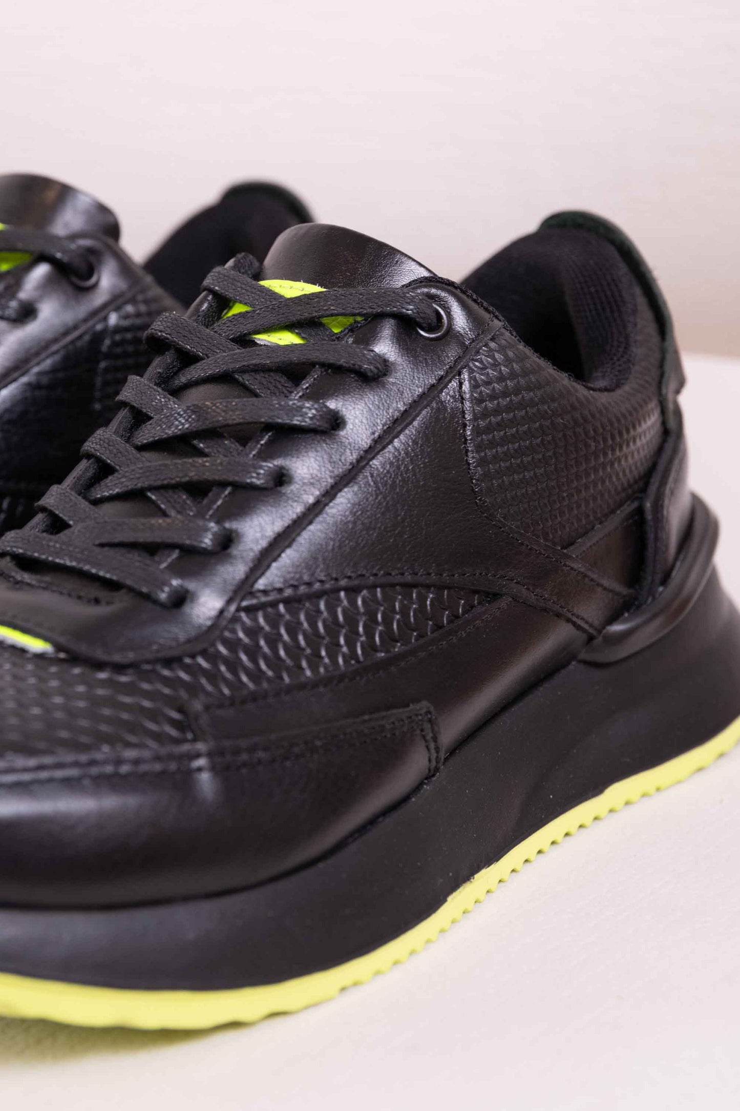 TENIS PARA HOMBRE EN CUERO |RF:BIZARRO ELITE-NEGRO NEON- 3223