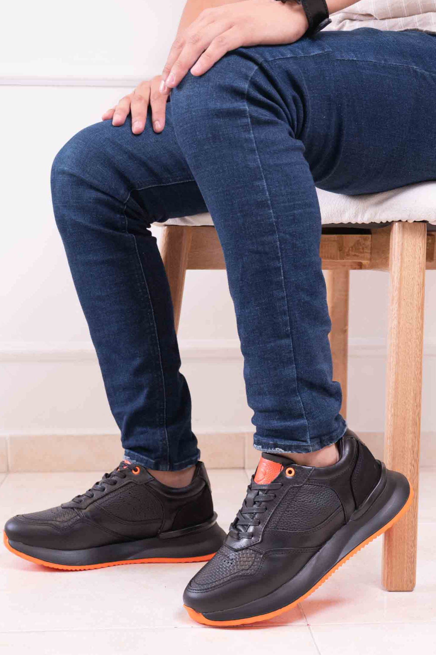 TENIS PARA HOMBRE EN CUERO NEGRO | RF: ELITE-NEGRO NARANJA