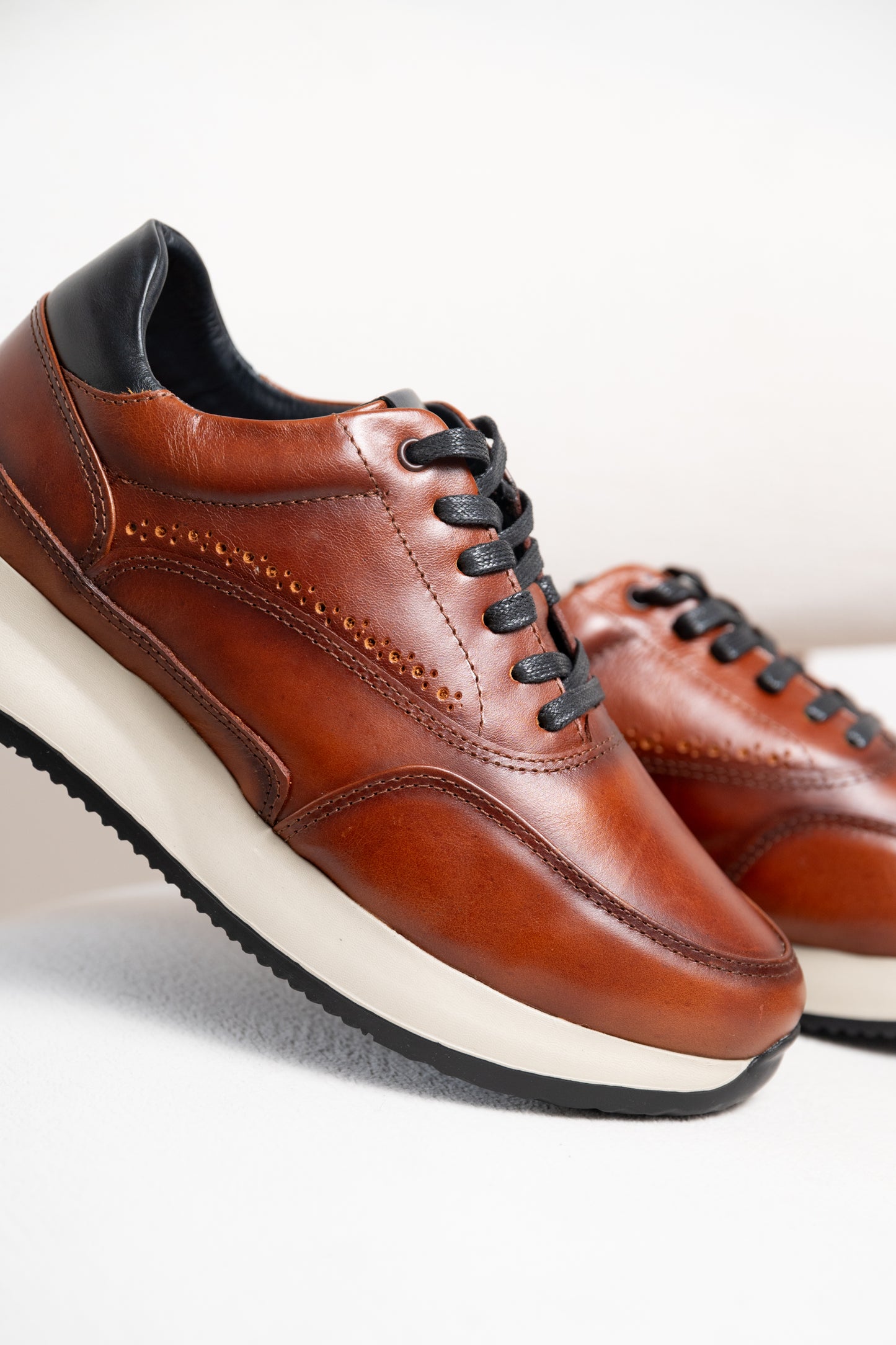 TENIS EN CUERO RUSTICO | RF :T 15 MIEL