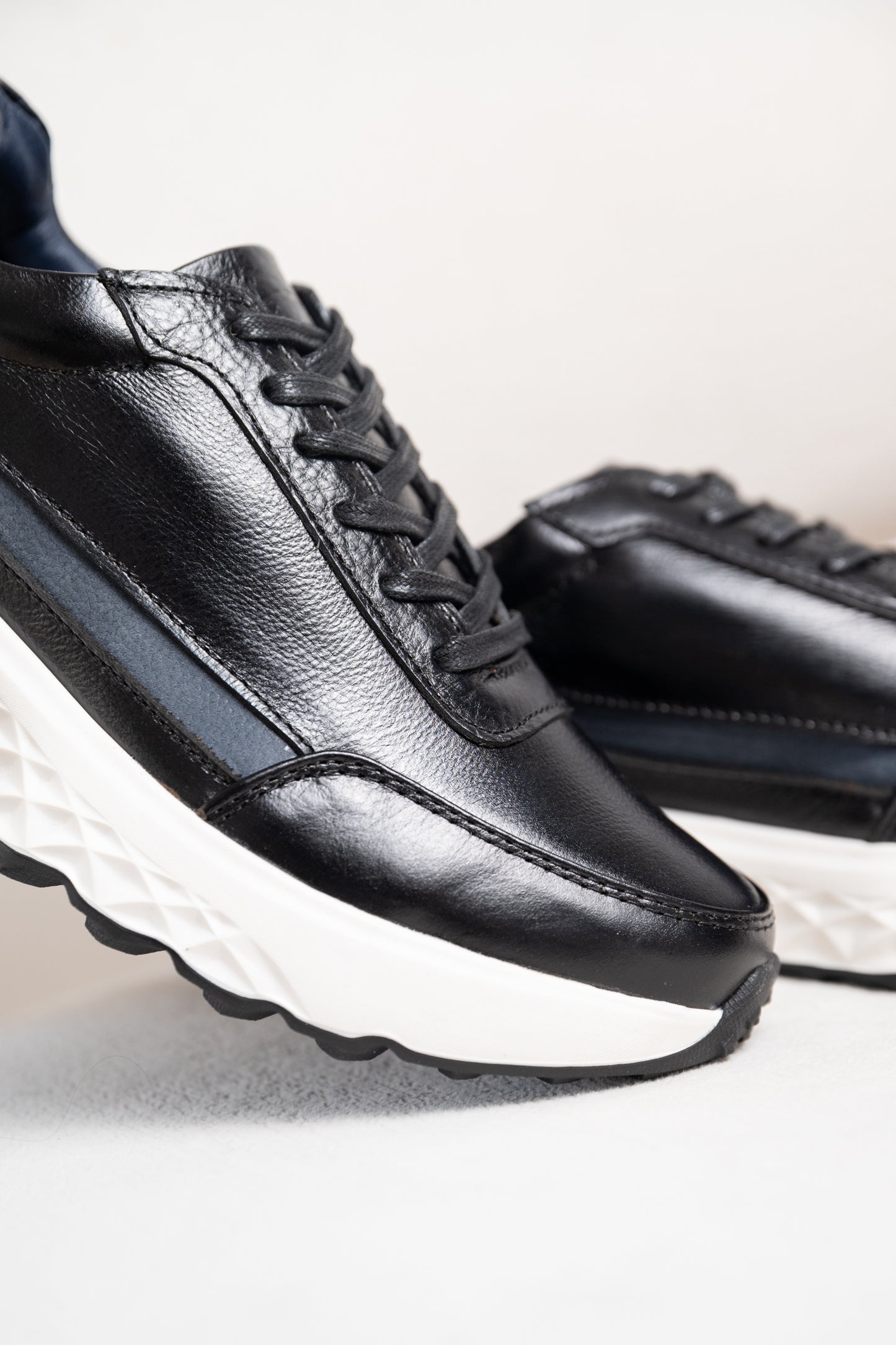 TENIS EN CUERO PARA HOMBRE | RF : 3324