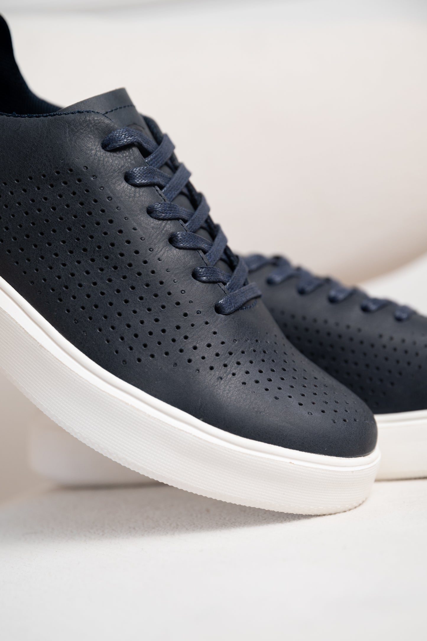 TENIS EN CUERO PARA HOMBRE | RF:3202