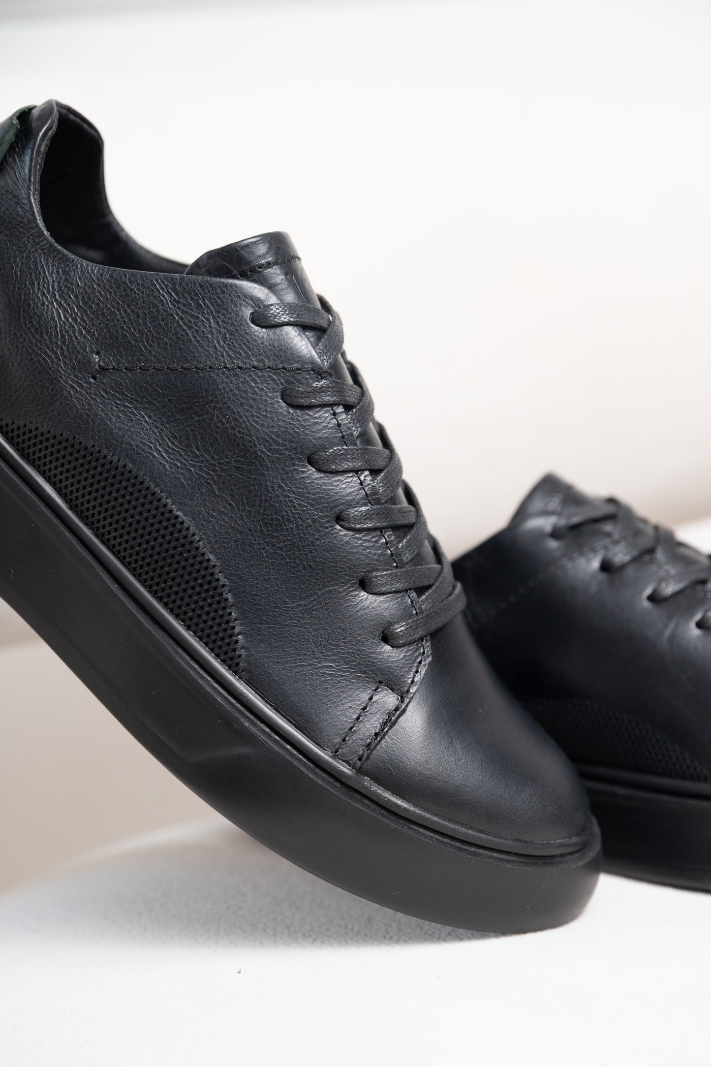 TENIS EN CUERO RUSTICO | RF : 3312