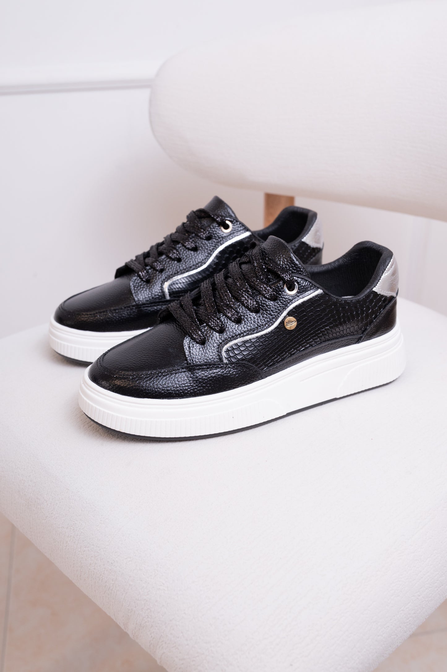 TENIS EN CUERO PARA DAMA | RF : GABY -NEGRO