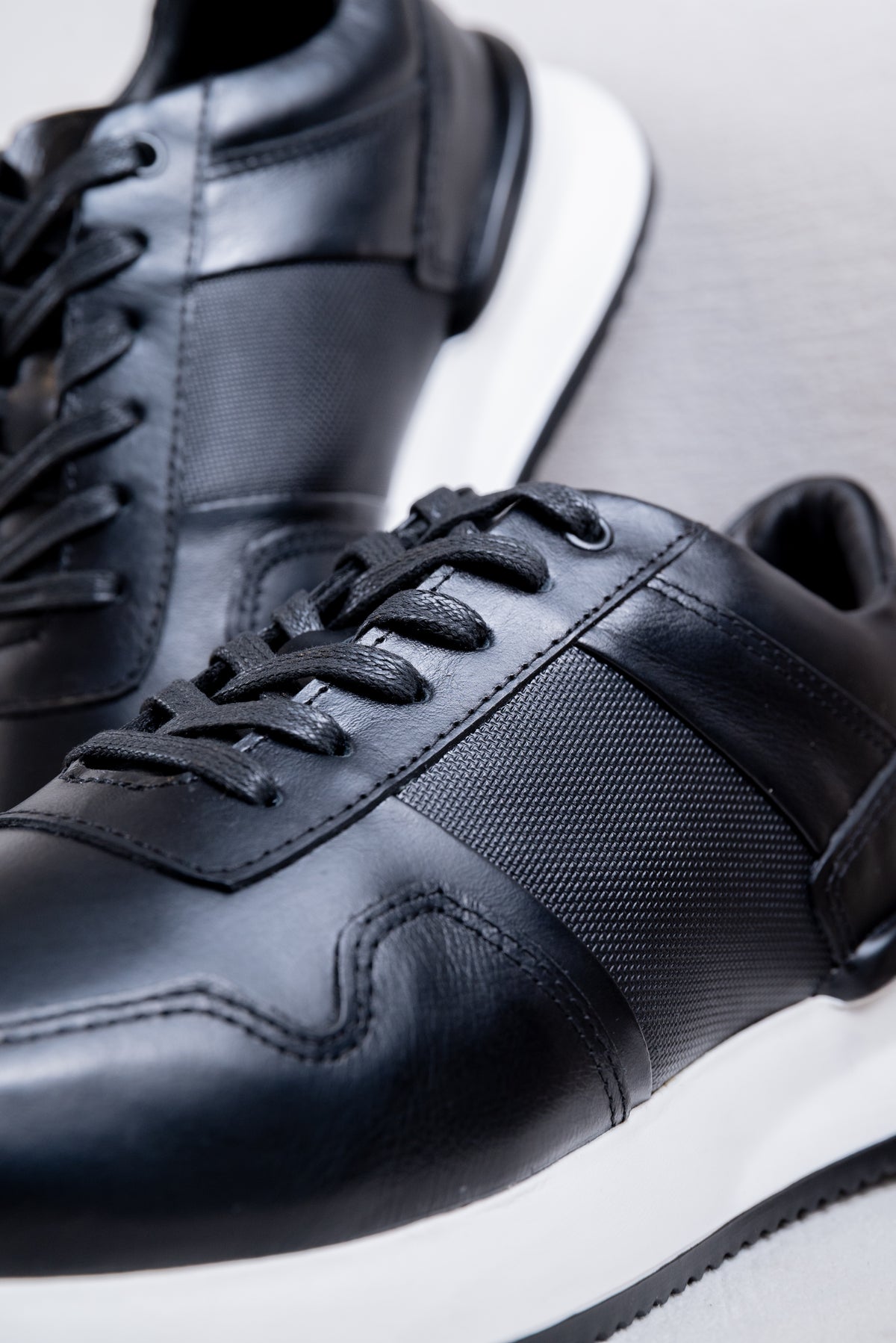 TENIS EN CUERO PARA HOMBRE RF: T-05 NEGRO