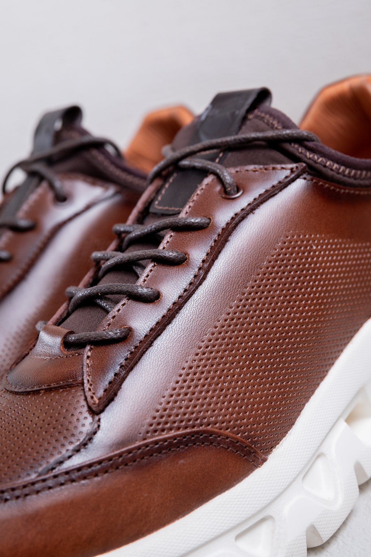 TENIS EN CUERO PARA HOMBRE RF: 402 -COÑAC