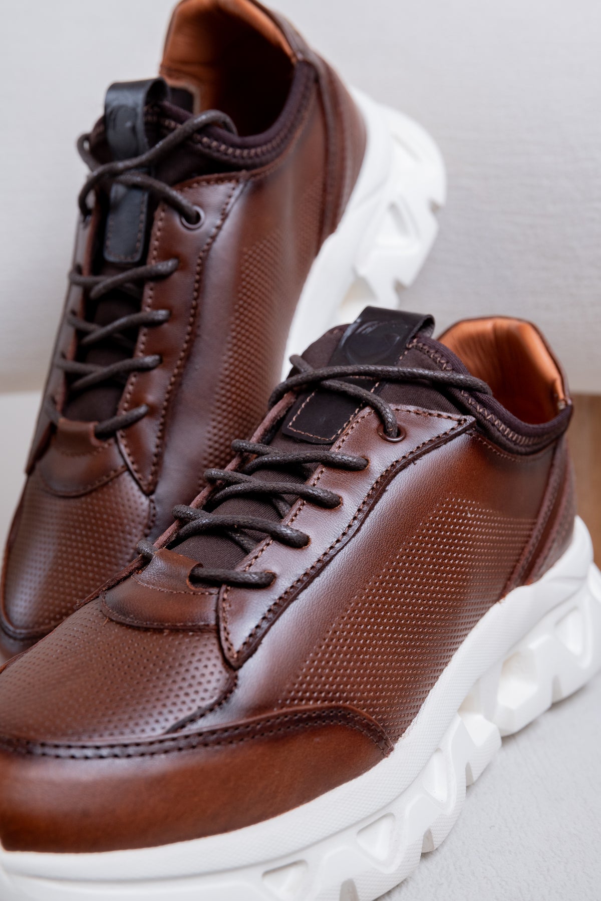 TENIS EN CUERO PARA HOMBRE RF: 402 -COÑAC