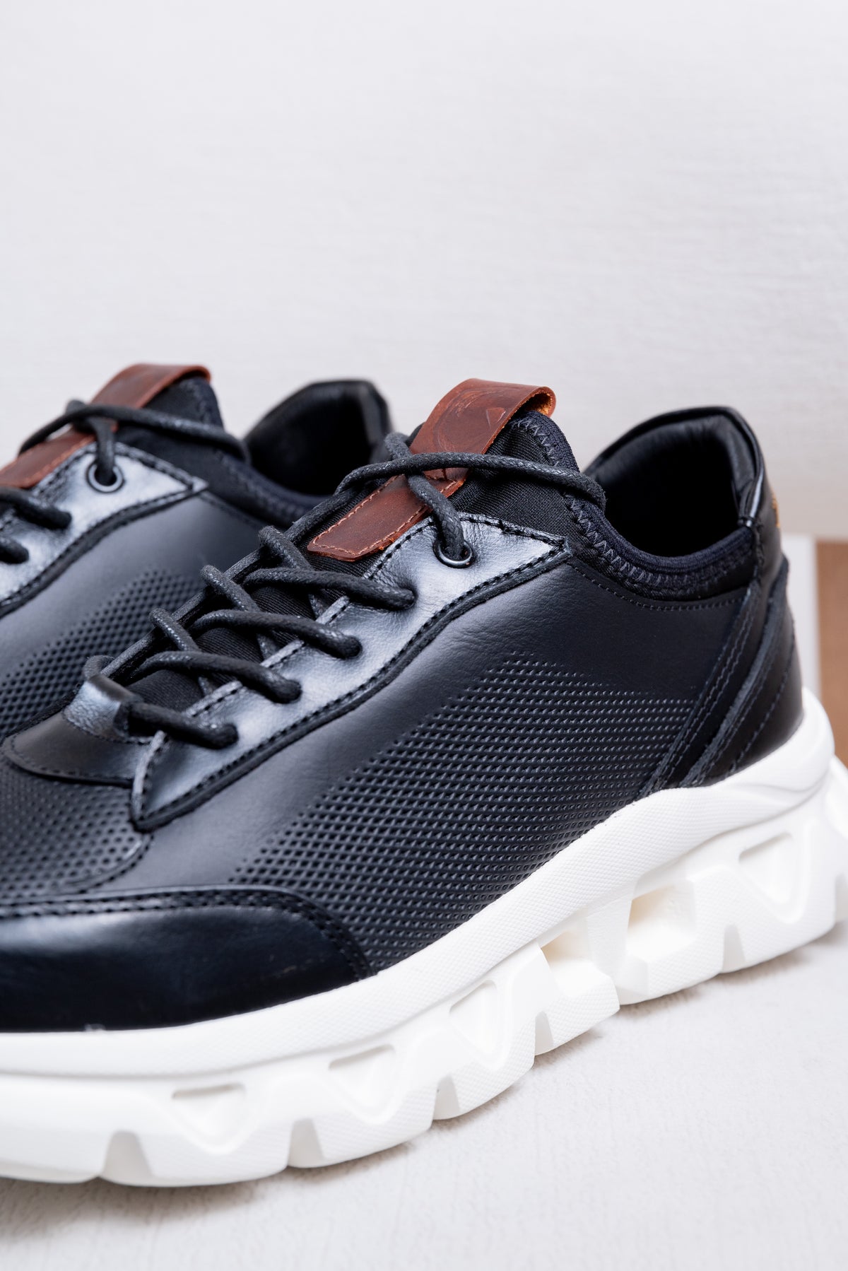 TENIS EN CUERO PARA HOMBRE RF: 402 NEGRO