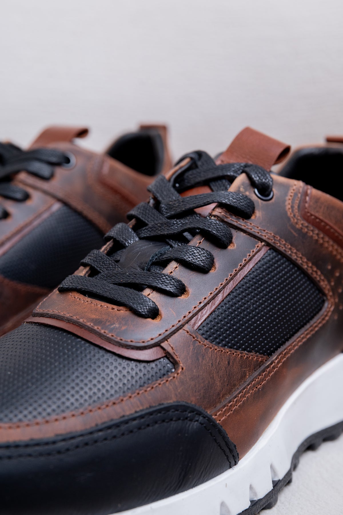 TENIS EN CUERO PARA HOMBRE RF: T-10